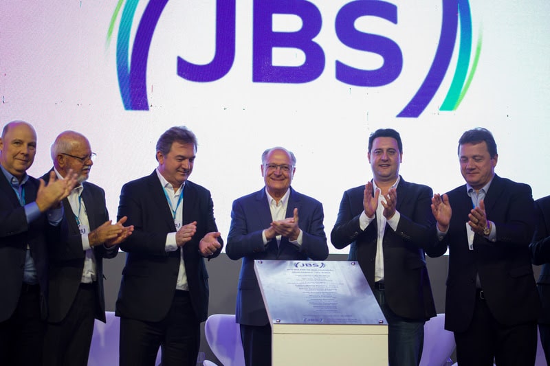 A JBS, uma das maiores empresas de alimentos do mundo, planeja investir R＄ 15 bilhões até 2026 para a expansão de suas operações no Brasil, afirmou o CEO Global Gilberto Tomazoni, nesta sexta-feira (27), durante a inauguração das duas novas fábricas de produtos de valor agregado em Rolândia, norte do Paraná. “O Grupo J&F anunciou o investimento de R＄ 38 bilhões até 2026. Quero dizer que nós da JBS estamos com um projeto de dupla listagem. Se esse projeto for bem-sucedido, esse investimento não será de R＄ 38 bilhões, mas sim de R＄ 50 bilhões no Brasil até 2026. Além disso, serão 50 mil postos de trabalho adicionais até 2026”, disse Tomazoni. Desse total de novos empregos, serão 20 mil somente na JBS.