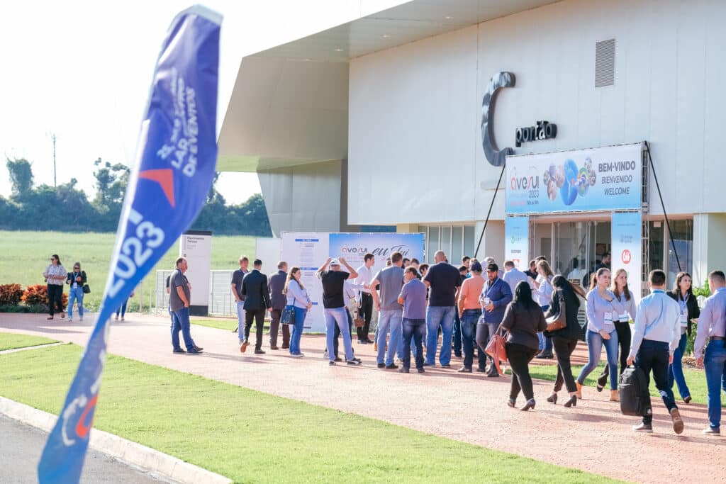 A AveSui, tradicional evento da indústria de aves e suínos da América Latina, está se aproximando, com a feira marcada para os dias 16, 17 e 18 de abril de 2024, em Medianeira, no Paraná.