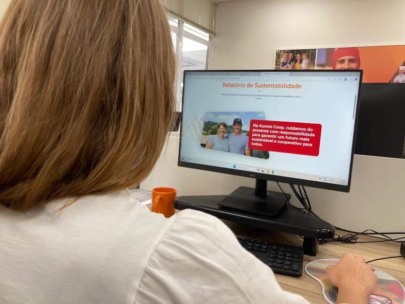 A Aurora Coop acaba de publicar o seu primeiro Relatório de Sustentabilidade, referente ao exercício de 2024, documento que inaugura uma nova etapa na trajetória da cooperativa. O lançamento reafirma o compromisso da instituição em integrar a sustentabilidade à estratégia corporativa e aos processos de gestão de um dos maiores conglomerados agroindustriais do país.