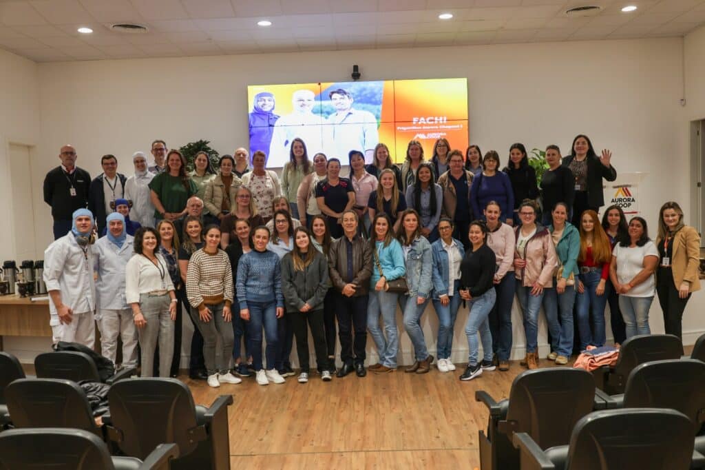 Empresárias rurais paranaenses visitam frigorífico da Aurora Coop em Chapecó (SC)