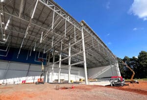 A Unifrango S/A está investindo mais de R$ 20 milhões em recursos próprios na nova etapa de ampliação do seu Centro de Distribuição (CD) em Apucarana (PR). Com 50% de execução, a obra vai agregar 4 mil posições pallets ao segundo maior CD do Paraná e um dos dez maiores do Brasil, consolidando o projeto original de 24 mil posições para produtos congelados, resfriados e secos. A intervenção triplica a capacidade inicial de 8 mil posições, quando o local foi inaugurado, em 2013. Desde 2020, o espaço já passou por três ampliações para incrementar o número de posições. Pelo cronograma, a previsão de inauguração é para setembro, quando a Unifrango completa 25 anos de atuação como pool de empresas referência na comercialização, intermediação, logística e armazenamento de proteínas animais e produtos do agronegócio.